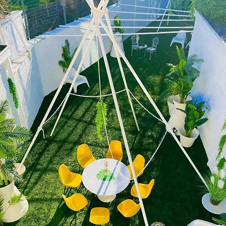 06 - Malibu Style, Private Close To Train Station, Pensión